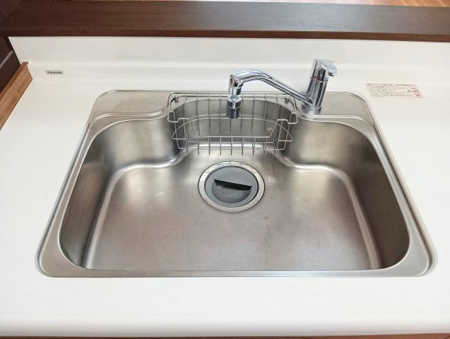 売中古戸建　静岡市葵区建穂１丁目のキッチン|広々としたシンクを備えた人気のオープンキッチン。配膳や後片付けもスムーズです。