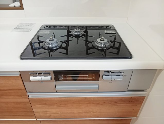 売中古戸建　静岡市葵区建穂１丁目のキッチン|強い火力が魅力のガスコンロを採用。三口同時に使えるため、忙しい朝のお弁当作りや夕食準備もスムーズです
