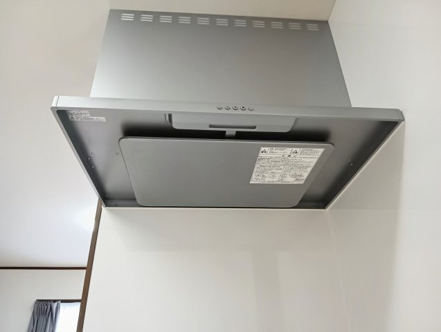 売中古戸建　静岡市葵区建穂１丁目のキッチン|スタイリッシュな対面キッチンには、すっきりとしたデザインのスリムレンジフードを設置。