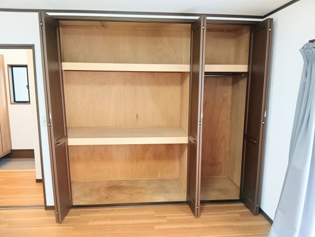 売中古戸建　静岡市葵区建穂１丁目の収納|リビングに壁一面のクローゼットあり。生活感を隠してスッキリとした空間に。急な来客時も安心です。