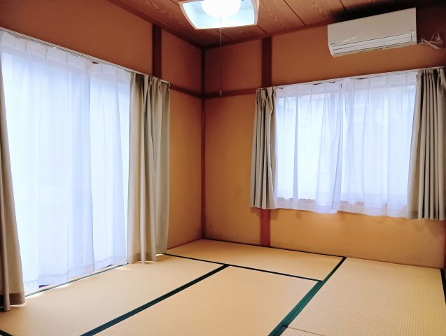 売中古戸建　静岡市葵区建穂１丁目の和室|自然光が差し込む明るい和室。畳ならではの落ち着きと温もりがあり、客間や寝室など多目的に利用できます。