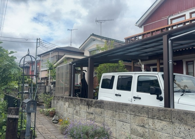 【バルコニー】 | バルコニーは、室外の専用スペースのうち、「屋根がなく開放された空間」であるものを指します。ベランダより広いタイプのものが多く、日当たりもよいため家庭菜園などを楽しみたい人にとって適した環境となります。