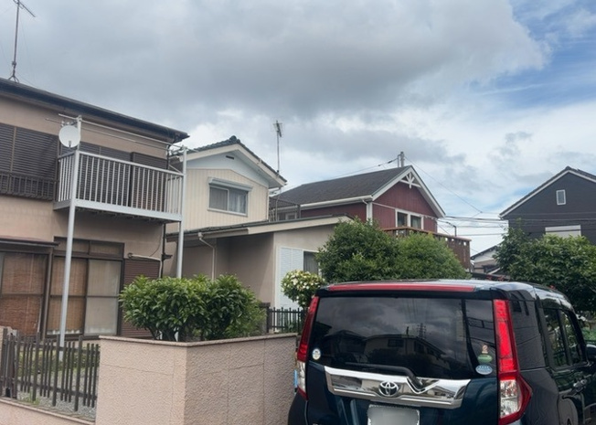 【玄関】 | 玄関は家の顔でもあり、家族以外の目にも止まる場所です。玄関は外との間を仕切る扉、靴などをしまっておく収納スペース、靴脱ぎのたたきスペース、来客とのやり取りをするドアホンなど複数のアイテムからなります。