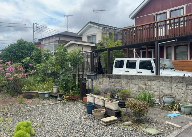 【構造・工法・仕様】 | 木造住宅とは土台、壁、柱など建築物の強度を支える構造体の材に木が使用されている構造を指します。構造体は建物の自重を支えるだけではなく風圧や水圧、積裁荷重などあらゆる衝撃に耐えるための基礎です。