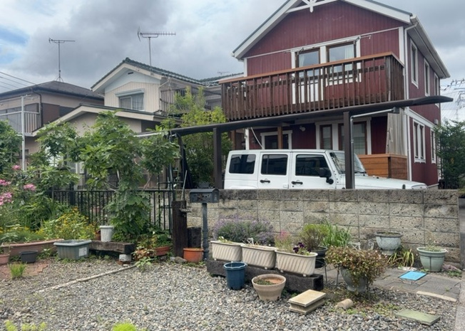【外観】 | 隣家の土地はどうなっているのか、生活利便施設が近くにあるのか、学校まで近いかなど、お客様のライフスタイルにあわせたイメージが重要です。また、近くにあると困る施設が近くにないかも確認するといいでしょう。