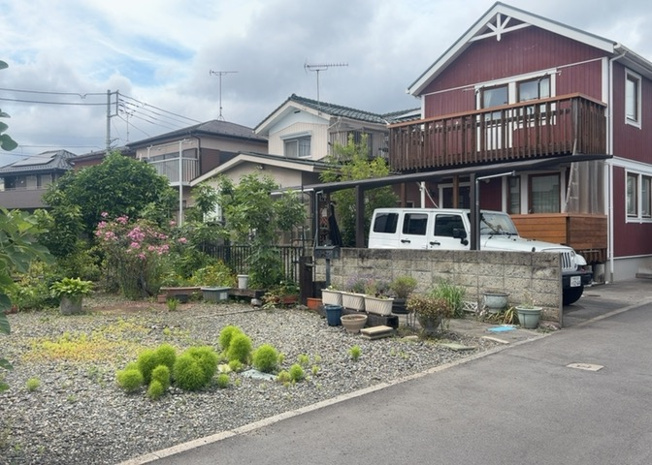 【外観】 | 現地に行くなら、物件の周囲の地形がどうなっているかを見ることも大切です。周辺より低くなっている土地では、大雨などで水が集まりやすいため、地盤が弱くなっているということも考えられるため、注意が必要です。
