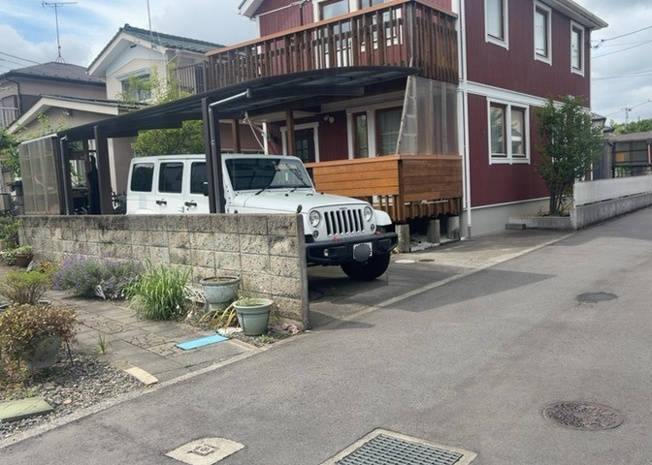 【前面道路含む現地写真】 | 南側道路の場合は長い時間光を入れ込むことができるため、庭やリビングを道路側に持ってくることが多く土地価格も高い傾向にあります。一方北側道路だとリビングや庭が南側になりプライバシーを守ることができます。