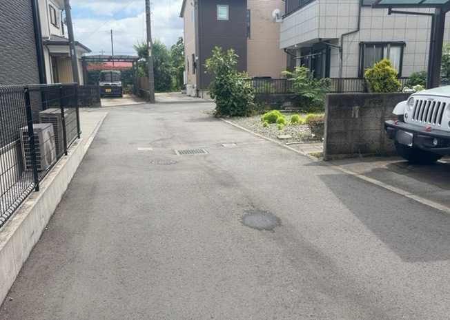 【前面道路含む現地写真】 | 東側道路の場合は居室を南向きに設計しやすいため、朝日が入りやすいというメリットがあります。一方、西側道路も東側同様に居室を南向きに設計しやすいのですが、住宅地だと朝日が入りにくいという弱点があります。