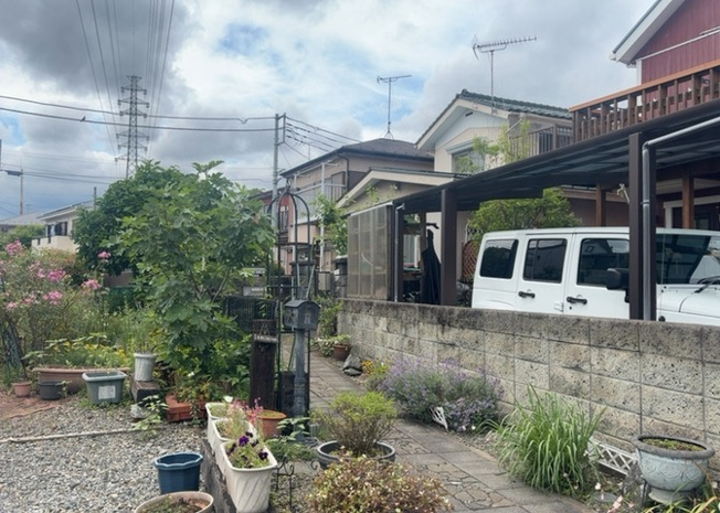 【庭】 | 庭のある家に住むことのメリットとして、子どもたちの遊び場を確保できること、ガーデニングや家庭菜園を楽しめること、明るさを確保できることがあります。また、配置を工夫することでプライバシーが確保できます。