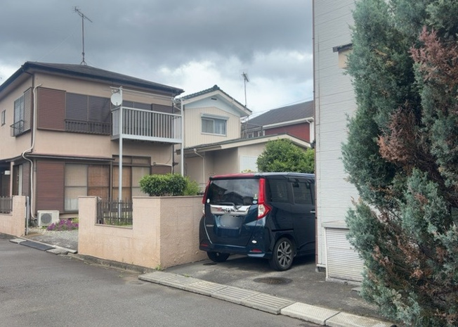【バルコニー】 | バルコニーは、建物内から室外へ楽に出入りできる便利なスペースです。また、バルコニーには手すりを付けることが義務付けられており、手すりの高さは110cm以上で施工することが建築基準法で定められています。