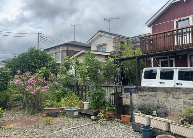 【玄関】 | 玄関は家の顔と言っても過言ではありません。現地を見学する際は玄関の広さや全体のバランスなどを見てみるといいでしょう。一般的なアプローチのしやすさだけではなく、お年寄りにも優しい設計のものだと安心です。