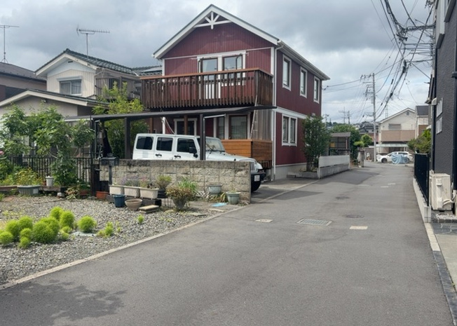 【前面道路含む現地写真】 | 住宅用の土地では前面道路に2m以上接していなければならないと法律で定められています。しかし、お持ちの車のサイズやライフスタイルなどにより、2mでは利便が悪い場合もございますので、事前に確認しましょう。