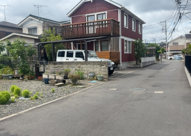 【前面道路含む現地写真】 | 道幅が広い場所は日当たりや風通が良好です。幅が広いのですれ違いも可能ですし大きな車でも駐車可能！一方で、大型車が通ることも多くなるため交通量の増加により騒音に繋がります。また土地の値段が高くなります。