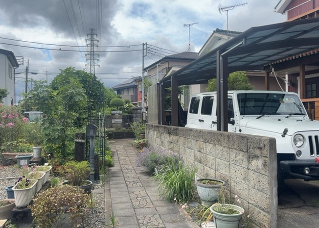 【庭】 | 庭があることでガーデニングや家庭菜園はもちろん、こどもの遊び場やペットを放して遊ぶことができます。また、家の周囲に余裕があるということです。隣地との間があれば、十分な日当たりと、風通しが確保できます。