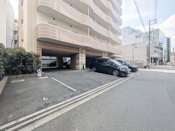 ノヴェル新栄の駐車場