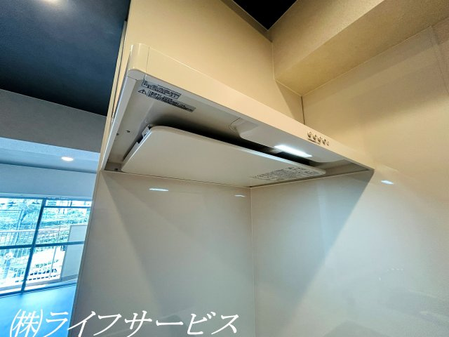 【キッチン】 | ニュー大阪ハイツ（宮原２丁目） | キッチンレンジフード／清潔感のある白でまとめられています