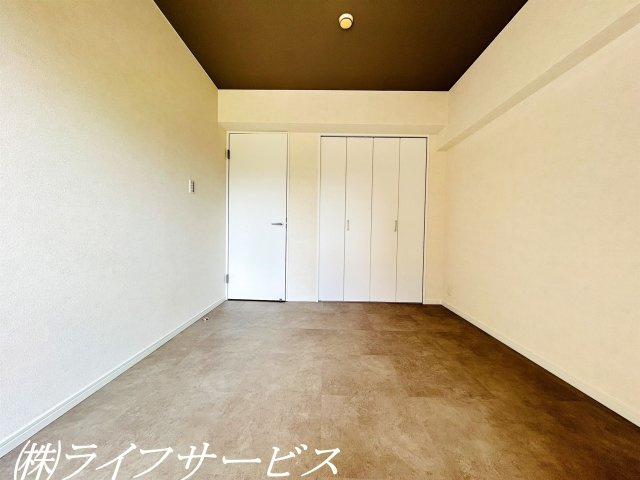 【洋室】 | ニュー大阪ハイツ（宮原２丁目） | バルコニー側洋室６帖／南向きのバルコニーに面した陽当り良好のお部屋です！クローゼット有！