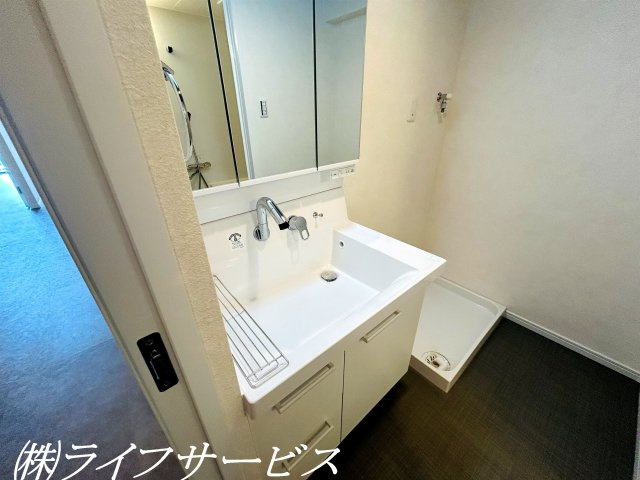 【洗面所】 | ニュー大阪ハイツ（宮原２丁目） | 三面鏡タイプのシャワー付洗面化粧台／小物類をしっかり収納可能です！
