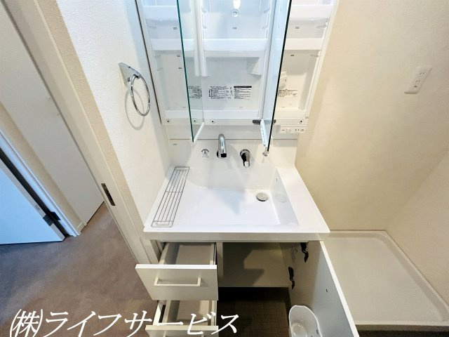 【洗面所】 | ニュー大阪ハイツ（宮原２丁目） | 三面鏡タイプのシャワー付洗面化粧台／小物類をしっかり収納可能です！