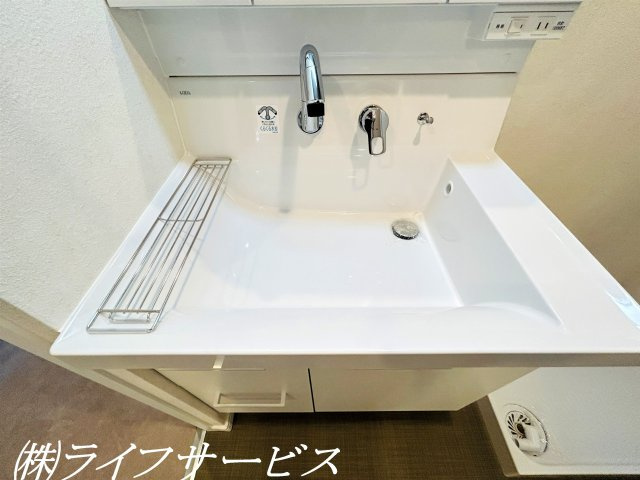 【洗面所】 | ニュー大阪ハイツ（宮原２丁目） | 三面鏡タイプのシャワー付洗面化粧台／小物類をしっかり収納可能です！