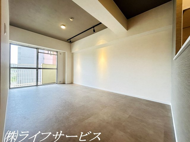 【居間・リビング】 | ニュー大阪ハイツ（宮原２丁目） | ＬＤＫ約１７帖／南向きのリビングルームは陽当り良好！グレイッシュな色調とレールライトがスタイリッシュなお部屋です！