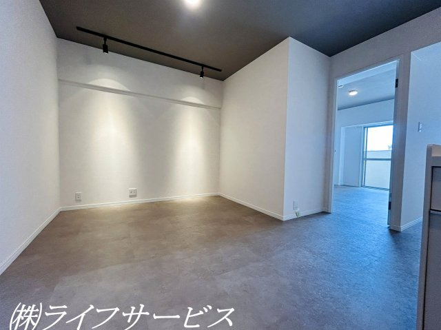 【居間・リビング】 | ニュー大阪ハイツ（宮原２丁目） | リビングルームは２カ所ライティングレールを設置済！