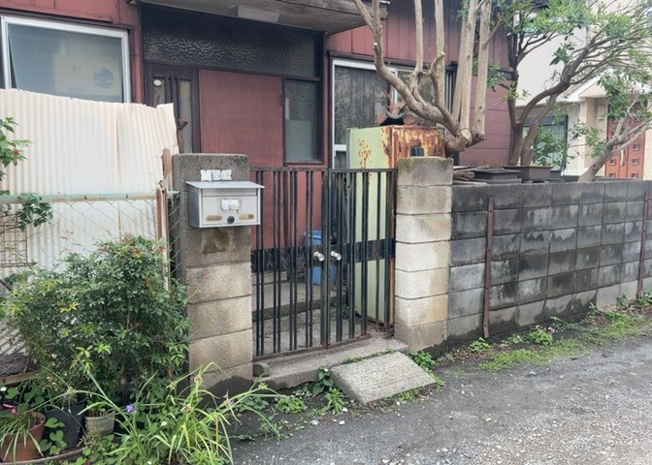 【玄関】 | 玄関は家の顔でもあり、家族以外の目にも止まる場所です。玄関は外との間を仕切る扉、靴などをしまっておく収納スペース、靴脱ぎのたたきスペース、来客とのやり取りをするドアホンなど複数のアイテムからなります。