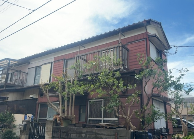 【バルコニー】 | バルコニーは、室外の専用スペースのうち、「屋根がなく開放された空間」であるものを指します。ベランダより広いタイプのものが多く、日当たりもよいため家庭菜園などを楽しみたい人にとって適した環境となります。