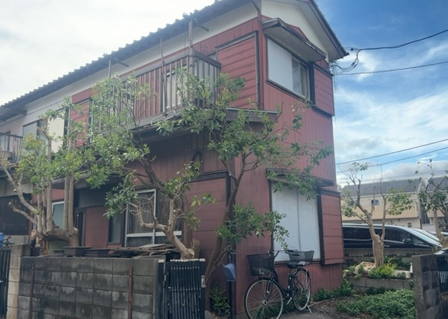 【構造・工法・仕様】 | 木造住宅とは土台、壁、柱など建築物の強度を支える構造体の材に木が使用されている構造を指します。構造体は建物の自重を支えるだけではなく風圧や水圧、積裁荷重などあらゆる衝撃に耐えるための基礎です。