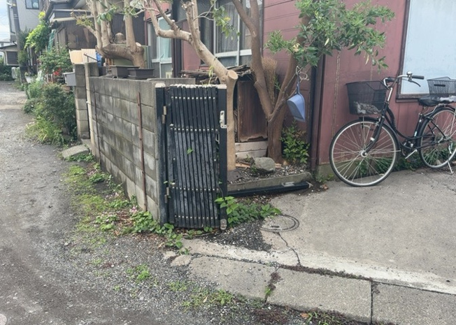 【設備】 | 敷地内に散水栓や立水栓があると便利です。水道水を直接利用できるため、水を運ぶ手間を省くことが出来ます。大量の水を必要とする洗車作業や清掃などに役立ちます。その他設備とあわせて、現地でご確認ください。