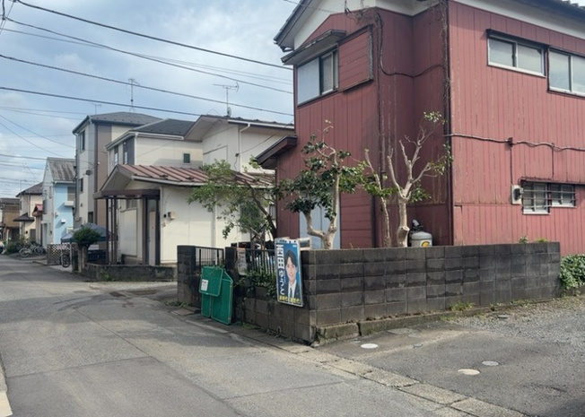 【前面道路含む現地写真】 | 南側道路の場合は長い時間光を入れ込むことができるため、庭やリビングを道路側に持ってくることが多く土地価格も高い傾向にあります。一方北側道路だとリビングや庭が南側になりプライバシーを守ることができます。