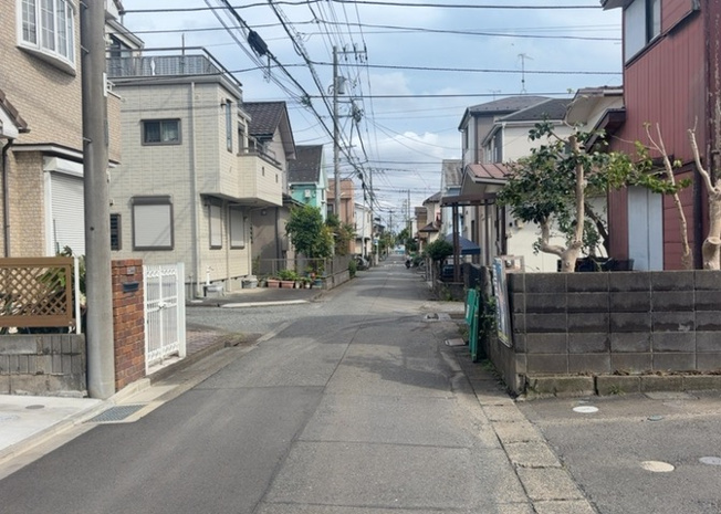 【前面道路含む現地写真】 | 東側道路の場合は居室を南向きに設計しやすいため、朝日が入りやすいというメリットがあります。一方、西側道路も東側同様に居室を南向きに設計しやすいのですが、住宅地だと朝日が入りにくいという弱点があります。