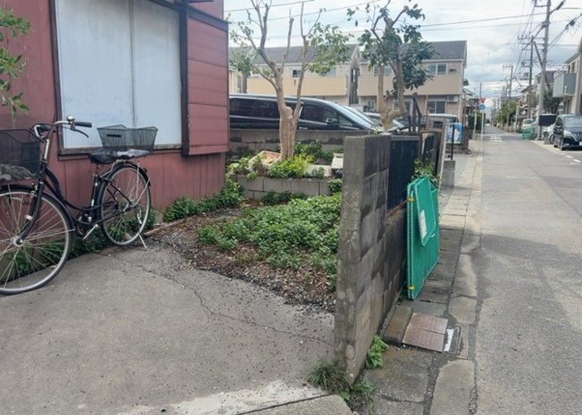 【庭】 | 庭のある家に住むことのメリットとして、子どもたちの遊び場を確保できること、ガーデニングや家庭菜園を楽しめること、明るさを確保できることがあります。また、配置を工夫することでプライバシーが確保できます。
