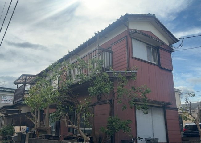 【バルコニー】 | バルコニーは、建物内から室外へ楽に出入りできる便利なスペースです。また、バルコニーには手すりを付けることが義務付けられており、手すりの高さは110cm以上で施工することが建築基準法で定められています。