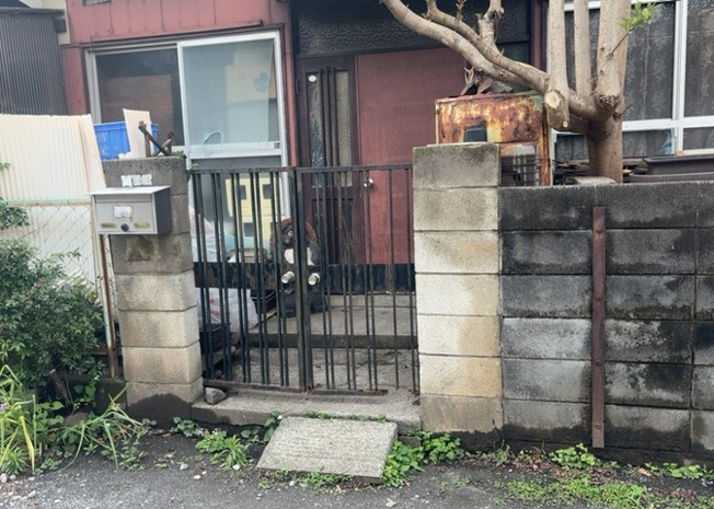 【玄関】 | 玄関は家の顔と言っても過言ではありません。現地を見学する際は玄関の広さや全体のバランスなどを見てみるといいでしょう。一般的なアプローチのしやすさだけではなく、お年寄りにも優しい設計のものだと安心です。