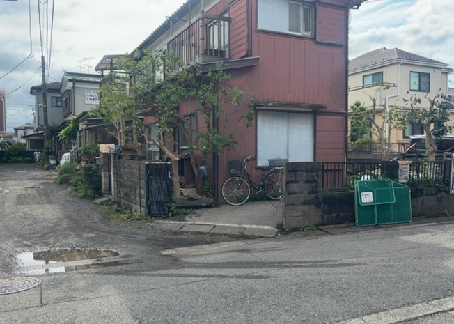 【前面道路含む現地写真】 | 住宅用の土地では前面道路に2m以上接していなければならないと法律で定められています。しかし、お持ちの車のサイズやライフスタイルなどにより、2mでは利便が悪い場合もございますので、事前に確認しましょう。