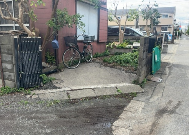 【駐車場】 | 駐車場と明記されていても、最小スペースでつくられた駐車場だと大型車は駐車できなかったり、出入りしにくくなったりする可能性があります。お車のサイズと購入したい物件の駐車場のサイズを現地で確認しましょう。