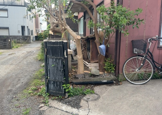 【庭】 | 庭があることでガーデニングや家庭菜園はもちろん、こどもの遊び場やペットを放して遊ぶことができます。また、家の周囲に余裕があるということです。隣地との間があれば、十分な日当たりと、風通しが確保できます。