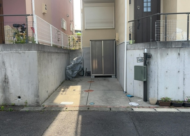 【駐車場】 | 車一台あたりに必要なスペースは、標準サイズの普通自動車で横幅2m50cm、長さ5mは必要になります。ただし、乗降のことも考慮して横幅3m30cm、長さ5m50cmほどは確保できるところを選びましょう。