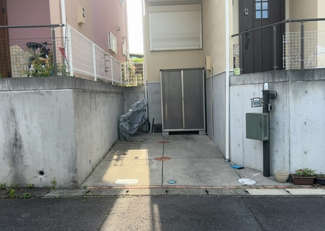 【駐車場】 | 駐車場と明記されていても、最小スペースでつくられた駐車場だと大型車は駐車できなかったり、出入りしにくくなったりする可能性があります。お車のサイズと購入したい物件の駐車場のサイズを現地で確認しましょう。