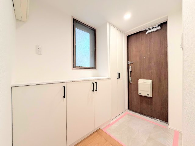 コスモ東戸塚グランパルクの玄関|◆トールサイズのシューズボックスは大容量収納が可能ですので、ご家族の靴をラクラクお片づけ♪カウンターは、季節の物を飾ったり、芳香剤を置くにも丁度いいスペース。あると便利な姿見付き。