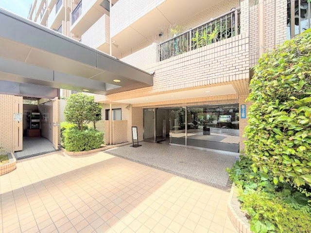 コスモ東戸塚グランパルクのエントランス|◆管理体制良好なマンションです。清潔感のあるエントランスに開放感のある住環境。