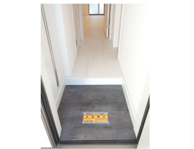 V-room1の玄関