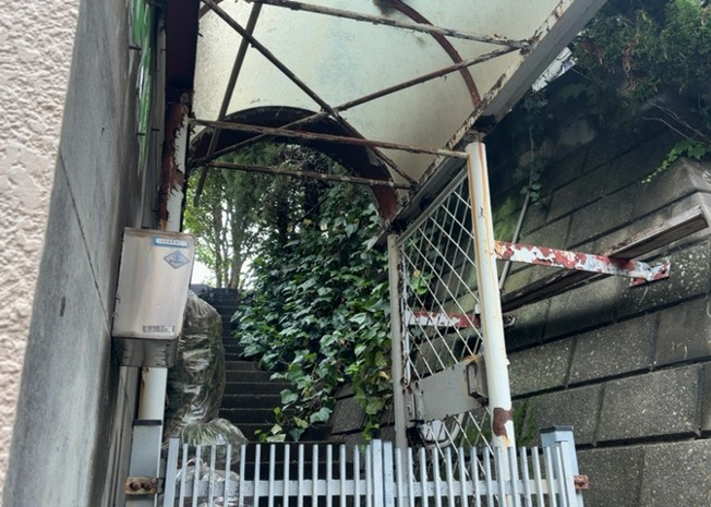 【玄関】 | 玄関は家の顔でもあり、家族以外の目にも止まる場所です。玄関は外との間を仕切る扉、靴などをしまっておく収納スペース、靴脱ぎのたたきスペース、来客とのやり取りをするドアホンなど複数のアイテムからなります。