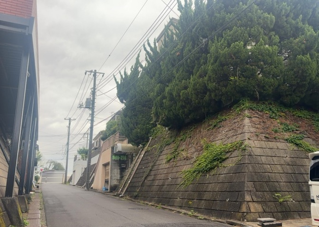 【前面道路含む現地写真】 | 南側道路の場合は長い時間光を入れ込むことができるため、庭やリビングを道路側に持ってくることが多く土地価格も高い傾向にあります。一方北側道路だとリビングや庭が南側になりプライバシーを守ることができます。