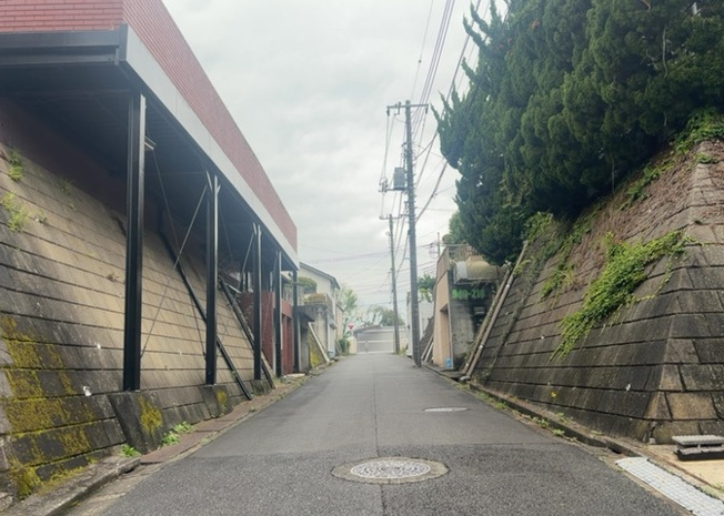 【前面道路含む現地写真】 | 東側道路の場合は居室を南向きに設計しやすいため、朝日が入りやすいというメリットがあります。一方、西側道路も東側同様に居室を南向きに設計しやすいのですが、住宅地だと朝日が入りにくいという弱点があります。