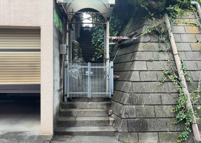 【玄関】 | 玄関は家の顔と言っても過言ではありません。現地を見学する際は玄関の広さや全体のバランスなどを見てみるといいでしょう。一般的なアプローチのしやすさだけではなく、お年寄りにも優しい設計のものだと安心です。