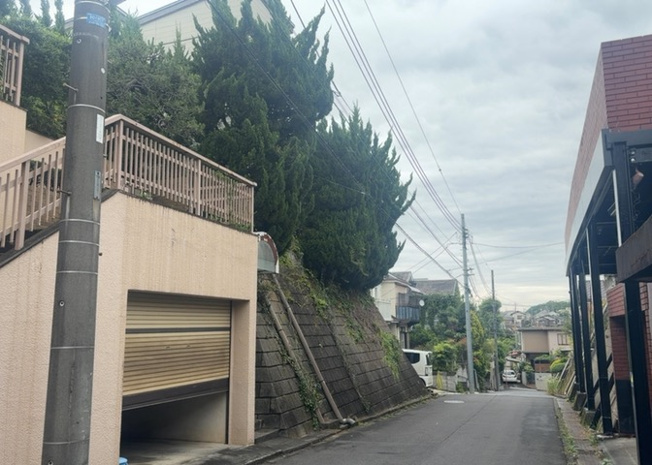 【前面道路含む現地写真】 | 住宅用の土地では前面道路に2m以上接していなければならないと法律で定められています。しかし、お持ちの車のサイズやライフスタイルなどにより、2mでは利便が悪い場合もございますので、事前に確認しましょう。