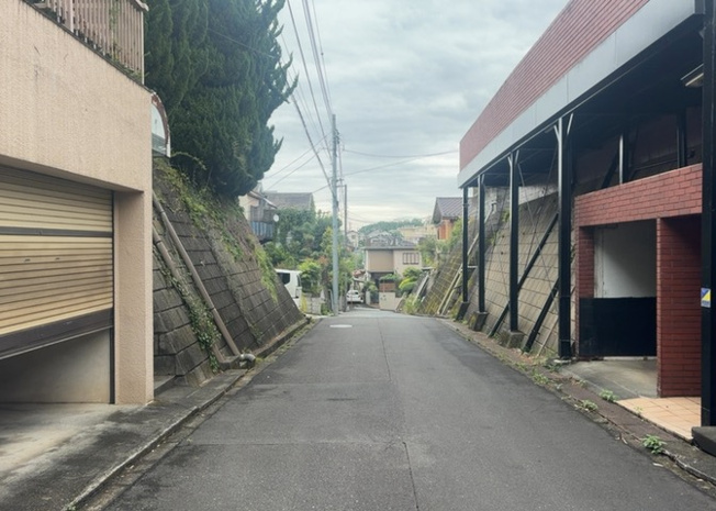 【前面道路含む現地写真】 | 道幅が広い場所は日当たりや風通が良好です。幅が広いのですれ違いも可能ですし大きな車でも駐車可能！一方で、大型車が通ることも多くなるため交通量の増加により騒音に繋がります。また土地の値段が高くなります。