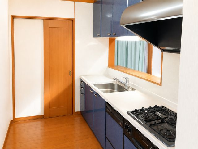 愛川町半原　平成16年築キュートな外観の注文邸宅のキッチン|キッチンの後ろも広いスペースがあり大人二人が並んで立っても窮屈さを感じません。